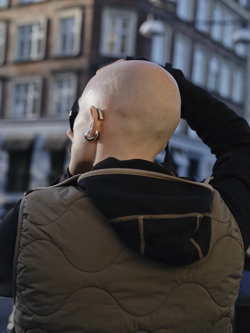 Homme portant le processeur de son implant cochléaire en ville